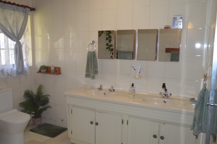 5 Bedroom Property for Sale in Wilkoppies North West